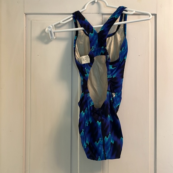 Speedo size 28 - Picture 2 of 4